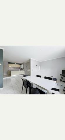 Magnifique Duplex de 4 pièces de 72 m² avec sous-sol surface totale de 90m². 
Proche du centre culturel.
Je vous présente ce superbe duplex de 4 pièces, idéalement situé dans une résidence sécurisée.

Situé au rdc, cette perle saura vous séduire par sa luminosité exceptionnelle et son agencement optimal.

Modularité : Actuellement configuré avec 3  chambres, il offre la possibilité de créer une grande chambre à l'étage (en passant à 2 chambres).

Confort & Qualité : Petite Résidence , pas de gros travaux à prévoir, DPE classé E.

Un  sous-sol complète ce bien.

Agencement de l'appartement :
Une entrée, une cuisine ouverte sur salon et séjour.

Une grande chambres parentales et spacieuses avec placards intégrés.

Une grande salle de bains et douche.

 Emplacement privilégié :
Situé dans le Quartier du centre culturel, vous profitez d'une vie de quartier idéale : à deux pas  des écoles et des commerces, et à seulement 5 minutes à pied de la gare RER C.

Un bien rare sur le secteur ! Posez vos valises dès maintenant
Honoraires à la charge du vendeur

Montant moyen des charges mensuelles 75 euros.

Taxe foncière 1300 euros.
A visiter sans tarder.