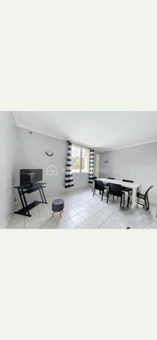 Magnifique Duplex de 4 pièces de 72 m² avec sous-sol surface totale de 90m². 
Proche du centre culturel.
Je vous présente ce superbe duplex de 4 pièces, idéalement situé dans une résidence sécurisée.

Situé au rdc, cette perle saura vous séduire par sa luminosité exceptionnelle et son agencement optimal.

Modularité : Actuellement configuré avec 3  chambres, il offre la possibilité de créer une grande chambre à l'étage (en passant à 2 chambres).

Confort & Qualité : Petite Résidence , pas de gros travaux à prévoir, DPE classé E.

Un  sous-sol complète ce bien.

Agencement de l'appartement :
Une entrée, une cuisine ouverte sur salon et séjour.

Une grande chambres parentales et spacieuses avec placards intégrés.

Une grande salle de bains et douche.

 Emplacement privilégié :
Situé dans le Quartier du centre culturel, vous profitez d'une vie de quartier idéale : à deux pas  des écoles et des commerces, et à seulement 5 minutes à pied de la gare RER C.

Un bien rare sur le secteur ! Posez vos valises dès maintenant
Honoraires à la charge du vendeur

Montant moyen des charges mensuelles 75 euros.

Taxe foncière 1300 euros.
A visiter sans tarder.