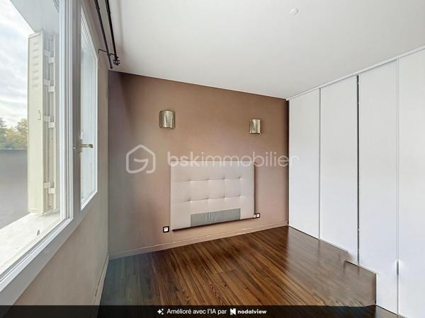 Magnifique Duplex de 4 pièces de 72 m² avec sous-sol surface totale de 90m². 
Proche du centre culturel.
Je vous présente ce superbe duplex de 4 pièces, idéalement situé dans une résidence sécurisée.

Situé au rdc, cette perle saura vous séduire par sa luminosité exceptionnelle et son agencement optimal.

Modularité : Actuellement configuré avec 3  chambres, il offre la possibilité de créer une grande chambre à l'étage (en passant à 2 chambres).

Confort & Qualité : Petite Résidence , pas de gros travaux à prévoir, DPE classé E.

Un  sous-sol complète ce bien.

Agencement de l'appartement :
Une entrée, une cuisine ouverte sur salon et séjour.

Une grande chambres parentales et spacieuses avec placards intégrés.

Une grande salle de bains et douche.

 Emplacement privilégié :
Situé dans le Quartier du centre culturel, vous profitez d'une vie de quartier idéale : à deux pas  des écoles et des commerces, et à seulement 5 minutes à pied de la gare RER C.

Un bien rare sur le secteur ! Posez vos valises dès maintenant
Honoraires à la charge du vendeur

Montant moyen des charges mensuelles 75 euros.

Taxe foncière 1300 euros.
A visiter sans tarder.