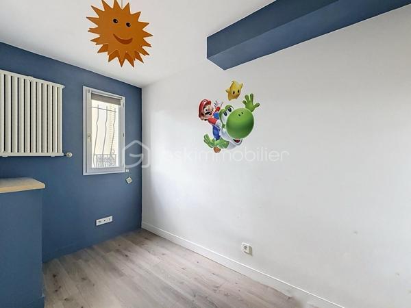 Magnifique Duplex de 4 pièces de 72 m² avec sous-sol surface totale de 90m². 
Proche du centre culturel.
Je vous présente ce superbe duplex de 4 pièces, idéalement situé dans une résidence sécurisée.

Situé au rdc, cette perle saura vous séduire par sa luminosité exceptionnelle et son agencement optimal.

Modularité : Actuellement configuré avec 3  chambres, il offre la possibilité de créer une grande chambre à l'étage (en passant à 2 chambres).

Confort & Qualité : Petite Résidence , pas de gros travaux à prévoir, DPE classé E.

Un  sous-sol complète ce bien.

Agencement de l'appartement :
Une entrée, une cuisine ouverte sur salon et séjour.

Une grande chambres parentales et spacieuses avec placards intégrés.

Une grande salle de bains et douche.

 Emplacement privilégié :
Situé dans le Quartier du centre culturel, vous profitez d'une vie de quartier idéale : à deux pas  des écoles et des commerces, et à seulement 5 minutes à pied de la gare RER C.

Un bien rare sur le secteur ! Posez vos valises dès maintenant
Honoraires à la charge du vendeur

Montant moyen des charges mensuelles 75 euros.

Taxe foncière 1300 euros.
A visiter sans tarder.