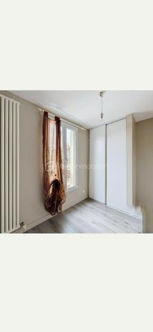 Magnifique Duplex de 4 pièces de 72 m² avec sous-sol surface totale de 90m². 
Proche du centre culturel.
Je vous présente ce superbe duplex de 4 pièces, idéalement situé dans une résidence sécurisée.

Situé au rdc, cette perle saura vous séduire par sa luminosité exceptionnelle et son agencement optimal.

Modularité : Actuellement configuré avec 3  chambres, il offre la possibilité de créer une grande chambre à l'étage (en passant à 2 chambres).

Confort & Qualité : Petite Résidence , pas de gros travaux à prévoir, DPE classé E.

Un  sous-sol complète ce bien.

Agencement de l'appartement :
Une entrée, une cuisine ouverte sur salon et séjour.

Une grande chambres parentales et spacieuses avec placards intégrés.

Une grande salle de bains et douche.

 Emplacement privilégié :
Situé dans le Quartier du centre culturel, vous profitez d'une vie de quartier idéale : à deux pas  des écoles et des commerces, et à seulement 5 minutes à pied de la gare RER C.

Un bien rare sur le secteur ! Posez vos valises dès maintenant
Honoraires à la charge du vendeur

Montant moyen des charges mensuelles 75 euros.

Taxe foncière 1300 euros.
A visiter sans tarder.