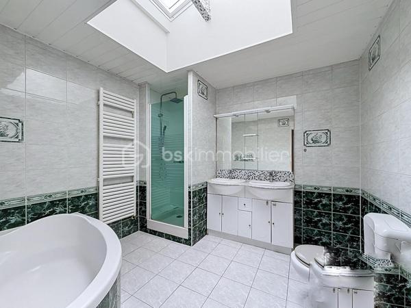 Magnifique Duplex de 4 pièces de 72 m² avec sous-sol surface totale de 90m². 
Proche du centre culturel.
Je vous présente ce superbe duplex de 4 pièces, idéalement situé dans une résidence sécurisée.

Situé au rdc, cette perle saura vous séduire par sa luminosité exceptionnelle et son agencement optimal.

Modularité : Actuellement configuré avec 3  chambres, il offre la possibilité de créer une grande chambre à l'étage (en passant à 2 chambres).

Confort & Qualité : Petite Résidence , pas de gros travaux à prévoir, DPE classé E.

Un  sous-sol complète ce bien.

Agencement de l'appartement :
Une entrée, une cuisine ouverte sur salon et séjour.

Une grande chambres parentales et spacieuses avec placards intégrés.

Une grande salle de bains et douche.

 Emplacement privilégié :
Situé dans le Quartier du centre culturel, vous profitez d'une vie de quartier idéale : à deux pas  des écoles et des commerces, et à seulement 5 minutes à pied de la gare RER C.

Un bien rare sur le secteur ! Posez vos valises dès maintenant
Honoraires à la charge du vendeur

Montant moyen des charges mensuelles 75 euros.

Taxe foncière 1300 euros.
A visiter sans tarder.