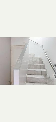 Magnifique Duplex de 4 pièces de 72 m² avec sous-sol surface totale de 90m². 
Proche du centre culturel.
Je vous présente ce superbe duplex de 4 pièces, idéalement situé dans une résidence sécurisée.

Situé au rdc, cette perle saura vous séduire par sa luminosité exceptionnelle et son agencement optimal.

Modularité : Actuellement configuré avec 3  chambres, il offre la possibilité de créer une grande chambre à l'étage (en passant à 2 chambres).

Confort & Qualité : Petite Résidence , pas de gros travaux à prévoir, DPE classé E.

Un  sous-sol complète ce bien.

Agencement de l'appartement :
Une entrée, une cuisine ouverte sur salon et séjour.

Une grande chambres parentales et spacieuses avec placards intégrés.

Une grande salle de bains et douche.

 Emplacement privilégié :
Situé dans le Quartier du centre culturel, vous profitez d'une vie de quartier idéale : à deux pas  des écoles et des commerces, et à seulement 5 minutes à pied de la gare RER C.

Un bien rare sur le secteur ! Posez vos valises dès maintenant
Honoraires à la charge du vendeur

Montant moyen des charges mensuelles 75 euros.

Taxe foncière 1300 euros.
A visiter sans tarder.