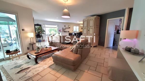 RARE À LA VENTE – MAISON FAMILIALE D’EXCEPTION AVEC PISCINE COUVERTE – QUARTIER CALME ET PRISÉ