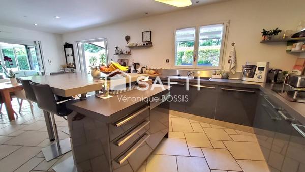 RARE À LA VENTE – MAISON FAMILIALE D’EXCEPTION AVEC PISCINE COUVERTE – QUARTIER CALME ET PRISÉ