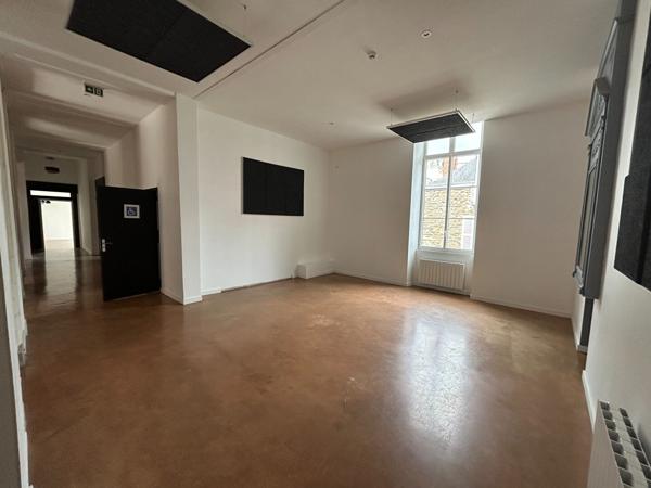 A VENDRE ou A LOUER - MAYENNE Local commercial Mayenne 220 m2 , Mayenne A VENDRE ou A LOUER - MAYENNE Local commercial Mayenne 220 m2 , Mayenne