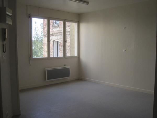 A LOUER STUDIO PROCHE CENTRE VILLE DE ST QUENTIN 02100