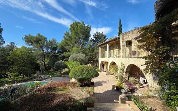 Maison à vendre    7 pièces •  Villeneuve-lès-Avignon