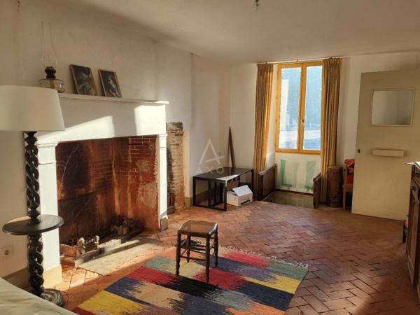 AXE VERTUS/MONTMIRAIL :  Vaste maison en pierre avec dépendance de 208 m² sur une parcelle de 1.407  m²