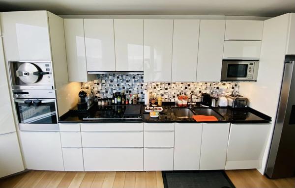 Appartement
         3 pièces
        - 140 m² Bien prestige 1 088 000 € *