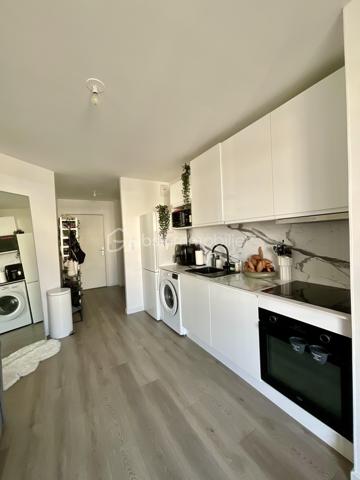 Laissez-vous séduire par ce magnifique 2 pièces de 42 m², situé au 1er étage avec ascenseur d’une résidence de standing, sécurisée et livrée en 2024, répondant aux normes PMR.

Dès l’entrée (avec placards), vous découvrirez une belle pièce de vie de près de 20 m², lumineuse, avec sa cuisine entièrement aménagée et équipée, ouverte sur le séjour pour un espace fonctionnel.

Le séjour s’ouvre sur une agréable terrasse exposée Ouest, au calme, idéale pour profiter des belles soirées en extérieur.

L’appartement est complété par une spacieuse chambre, ainsi que d’une salle d’eau moderne avec WC. 

Un véritable atout vient compléter ce bien : un grand parking boxé en sous-sol sécurisé, offrant suffisamment d’espace pour stationner une voiture et une moto.

Les points forts :
* Résidence de standing livrée en 2024
* Ascenseur
* Résidence sécurisée
* Accès PMR
* Cuisine aménagée et équipée
* Terrasse exposée Ouest
* Grand parking boxé en sous-sol sécurisé (voiture + moto)
* Excellente performance énergétique
* Aucun travaux à prévoir

Un appartement clé en main, idéal pour une résidence principale, un premier achat ou un investissement locatif, alliant confort moderne, sécurité et qualité de vie.
Contactez-moi dès maintenant pour découvrir ce bien coup de cœur.