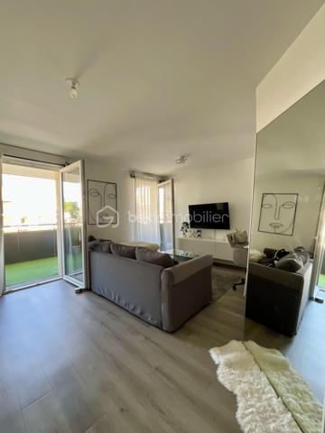 Laissez-vous séduire par ce magnifique 2 pièces de 42 m², situé au 1er étage avec ascenseur d’une résidence de standing, sécurisée et livrée en 2024, répondant aux normes PMR.

Dès l’entrée (avec placards), vous découvrirez une belle pièce de vie de près de 20 m², lumineuse, avec sa cuisine entièrement aménagée et équipée, ouverte sur le séjour pour un espace fonctionnel.

Le séjour s’ouvre sur une agréable terrasse exposée Ouest, au calme, idéale pour profiter des belles soirées en extérieur.

L’appartement est complété par une spacieuse chambre, ainsi que d’une salle d’eau moderne avec WC. 

Un véritable atout vient compléter ce bien : un grand parking boxé en sous-sol sécurisé, offrant suffisamment d’espace pour stationner une voiture et une moto.

Les points forts :
* Résidence de standing livrée en 2024
* Ascenseur
* Résidence sécurisée
* Accès PMR
* Cuisine aménagée et équipée
* Terrasse exposée Ouest
* Grand parking boxé en sous-sol sécurisé (voiture + moto)
* Excellente performance énergétique
* Aucun travaux à prévoir

Un appartement clé en main, idéal pour une résidence principale, un premier achat ou un investissement locatif, alliant confort moderne, sécurité et qualité de vie.
Contactez-moi dès maintenant pour découvrir ce bien coup de cœur.