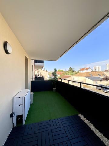 Laissez-vous séduire par ce magnifique 2 pièces de 42 m², situé au 1er étage avec ascenseur d’une résidence de standing, sécurisée et livrée en 2024, répondant aux normes PMR.

Dès l’entrée (avec placards), vous découvrirez une belle pièce de vie de près de 20 m², lumineuse, avec sa cuisine entièrement aménagée et équipée, ouverte sur le séjour pour un espace fonctionnel.

Le séjour s’ouvre sur une agréable terrasse exposée Ouest, au calme, idéale pour profiter des belles soirées en extérieur.

L’appartement est complété par une spacieuse chambre, ainsi que d’une salle d’eau moderne avec WC. 

Un véritable atout vient compléter ce bien : un grand parking boxé en sous-sol sécurisé, offrant suffisamment d’espace pour stationner une voiture et une moto.

Les points forts :
* Résidence de standing livrée en 2024
* Ascenseur
* Résidence sécurisée
* Accès PMR
* Cuisine aménagée et équipée
* Terrasse exposée Ouest
* Grand parking boxé en sous-sol sécurisé (voiture + moto)
* Excellente performance énergétique
* Aucun travaux à prévoir

Un appartement clé en main, idéal pour une résidence principale, un premier achat ou un investissement locatif, alliant confort moderne, sécurité et qualité de vie.
Contactez-moi dès maintenant pour découvrir ce bien coup de cœur.
