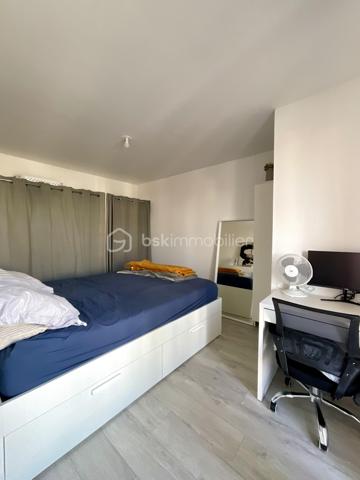 Laissez-vous séduire par ce magnifique 2 pièces de 42 m², situé au 1er étage avec ascenseur d’une résidence de standing, sécurisée et livrée en 2024, répondant aux normes PMR.

Dès l’entrée (avec placards), vous découvrirez une belle pièce de vie de près de 20 m², lumineuse, avec sa cuisine entièrement aménagée et équipée, ouverte sur le séjour pour un espace fonctionnel.

Le séjour s’ouvre sur une agréable terrasse exposée Ouest, au calme, idéale pour profiter des belles soirées en extérieur.

L’appartement est complété par une spacieuse chambre, ainsi que d’une salle d’eau moderne avec WC. 

Un véritable atout vient compléter ce bien : un grand parking boxé en sous-sol sécurisé, offrant suffisamment d’espace pour stationner une voiture et une moto.

Les points forts :
* Résidence de standing livrée en 2024
* Ascenseur
* Résidence sécurisée
* Accès PMR
* Cuisine aménagée et équipée
* Terrasse exposée Ouest
* Grand parking boxé en sous-sol sécurisé (voiture + moto)
* Excellente performance énergétique
* Aucun travaux à prévoir

Un appartement clé en main, idéal pour une résidence principale, un premier achat ou un investissement locatif, alliant confort moderne, sécurité et qualité de vie.
Contactez-moi dès maintenant pour découvrir ce bien coup de cœur.