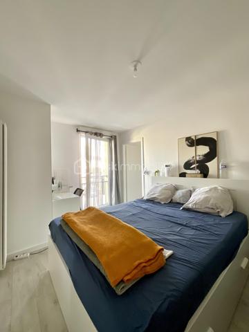 Laissez-vous séduire par ce magnifique 2 pièces de 42 m², situé au 1er étage avec ascenseur d’une résidence de standing, sécurisée et livrée en 2024, répondant aux normes PMR.

Dès l’entrée (avec placards), vous découvrirez une belle pièce de vie de près de 20 m², lumineuse, avec sa cuisine entièrement aménagée et équipée, ouverte sur le séjour pour un espace fonctionnel.

Le séjour s’ouvre sur une agréable terrasse exposée Ouest, au calme, idéale pour profiter des belles soirées en extérieur.

L’appartement est complété par une spacieuse chambre, ainsi que d’une salle d’eau moderne avec WC. 

Un véritable atout vient compléter ce bien : un grand parking boxé en sous-sol sécurisé, offrant suffisamment d’espace pour stationner une voiture et une moto.

Les points forts :
* Résidence de standing livrée en 2024
* Ascenseur
* Résidence sécurisée
* Accès PMR
* Cuisine aménagée et équipée
* Terrasse exposée Ouest
* Grand parking boxé en sous-sol sécurisé (voiture + moto)
* Excellente performance énergétique
* Aucun travaux à prévoir

Un appartement clé en main, idéal pour une résidence principale, un premier achat ou un investissement locatif, alliant confort moderne, sécurité et qualité de vie.
Contactez-moi dès maintenant pour découvrir ce bien coup de cœur.