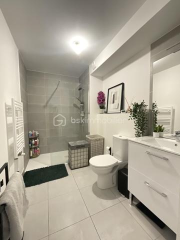 Laissez-vous séduire par ce magnifique 2 pièces de 42 m², situé au 1er étage avec ascenseur d’une résidence de standing, sécurisée et livrée en 2024, répondant aux normes PMR.

Dès l’entrée (avec placards), vous découvrirez une belle pièce de vie de près de 20 m², lumineuse, avec sa cuisine entièrement aménagée et équipée, ouverte sur le séjour pour un espace fonctionnel.

Le séjour s’ouvre sur une agréable terrasse exposée Ouest, au calme, idéale pour profiter des belles soirées en extérieur.

L’appartement est complété par une spacieuse chambre, ainsi que d’une salle d’eau moderne avec WC. 

Un véritable atout vient compléter ce bien : un grand parking boxé en sous-sol sécurisé, offrant suffisamment d’espace pour stationner une voiture et une moto.

Les points forts :
* Résidence de standing livrée en 2024
* Ascenseur
* Résidence sécurisée
* Accès PMR
* Cuisine aménagée et équipée
* Terrasse exposée Ouest
* Grand parking boxé en sous-sol sécurisé (voiture + moto)
* Excellente performance énergétique
* Aucun travaux à prévoir

Un appartement clé en main, idéal pour une résidence principale, un premier achat ou un investissement locatif, alliant confort moderne, sécurité et qualité de vie.
Contactez-moi dès maintenant pour découvrir ce bien coup de cœur.