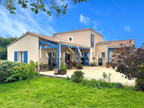 Villa avec vie de plain-pied, jardin et double garage