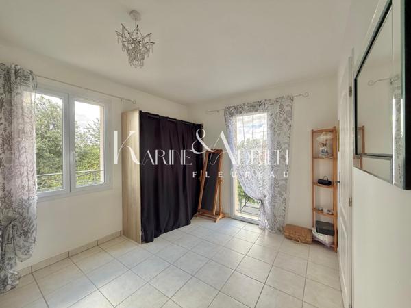 Villa avec vie de plain-pied, jardin et double garage