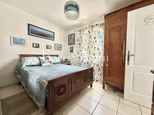 Villa avec vie de plain-pied, jardin et double garage