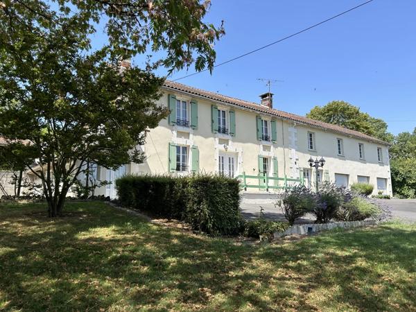 Maison rénové de 4 chambres avec garage pour 3 voitures, dépendances sur 1,3 ha