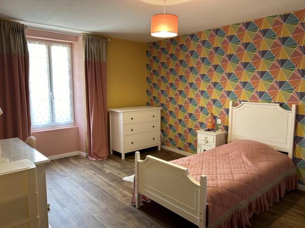 Maison rénové de 4 chambres avec garage pour 3 voitures, dépendances sur 1,3 ha