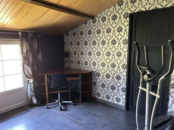 Maison rénové de 4 chambres avec garage pour 3 voitures, dépendances sur 1,3 ha
