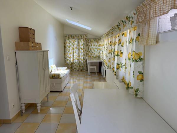 Maison rénové de 4 chambres avec garage pour 3 voitures, dépendances sur 1,3 ha
