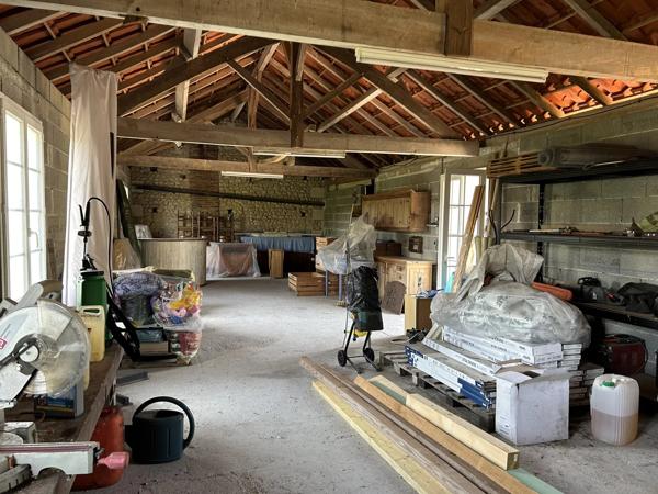 Maison rénové de 4 chambres avec garage pour 3 voitures, dépendances sur 1,3 ha