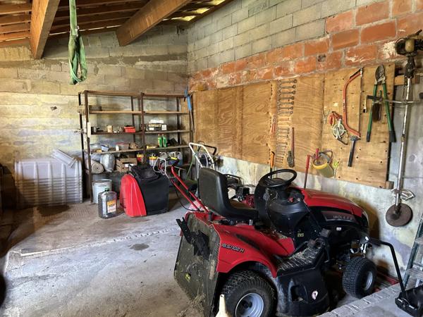Maison rénové de 4 chambres avec garage pour 3 voitures, dépendances sur 1,3 ha