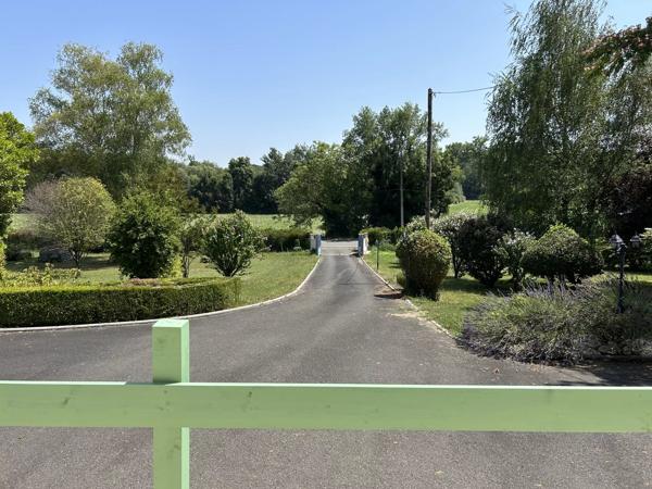 Maison rénové de 4 chambres avec garage pour 3 voitures, dépendances sur 1,3 ha