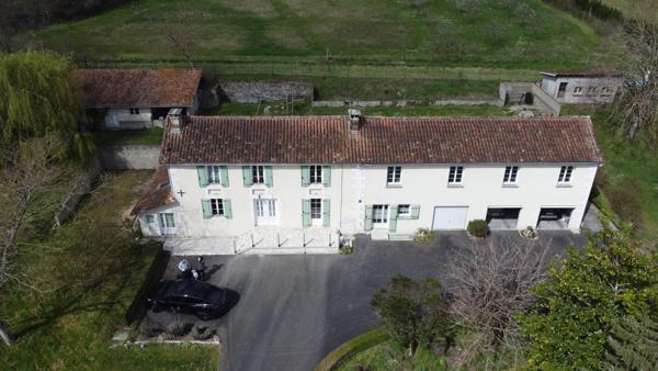 Maison rénové de 4 chambres avec garage pour 3 voitures, dépendances sur 1,3 ha