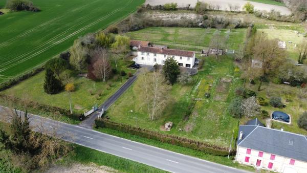 Maison rénové de 4 chambres avec garage pour 3 voitures, dépendances sur 1,3 ha