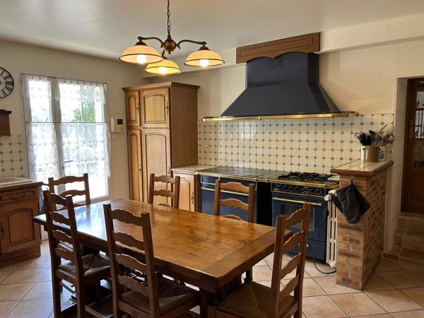 Maison rénové de 4 chambres avec garage pour 3 voitures, dépendances sur 1,3 ha