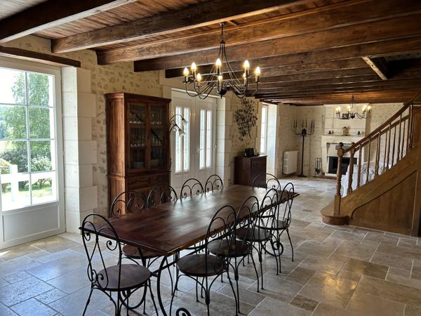Maison rénové de 4 chambres avec garage pour 3 voitures, dépendances sur 1,3 ha