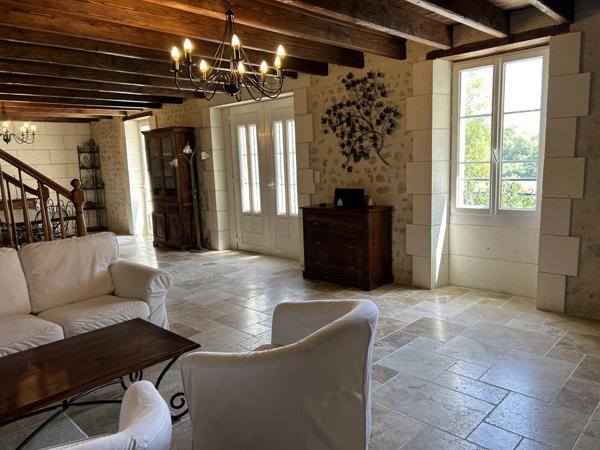 Maison rénové de 4 chambres avec garage pour 3 voitures, dépendances sur 1,3 ha