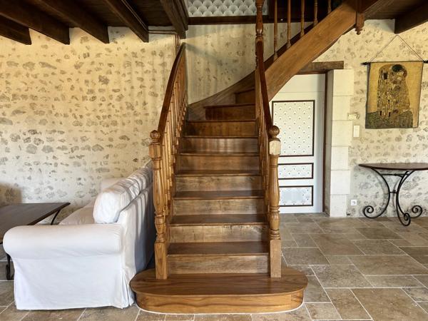 Maison rénové de 4 chambres avec garage pour 3 voitures, dépendances sur 1,3 ha
