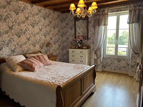 Maison rénové de 4 chambres avec garage pour 3 voitures, dépendances sur 1,3 ha