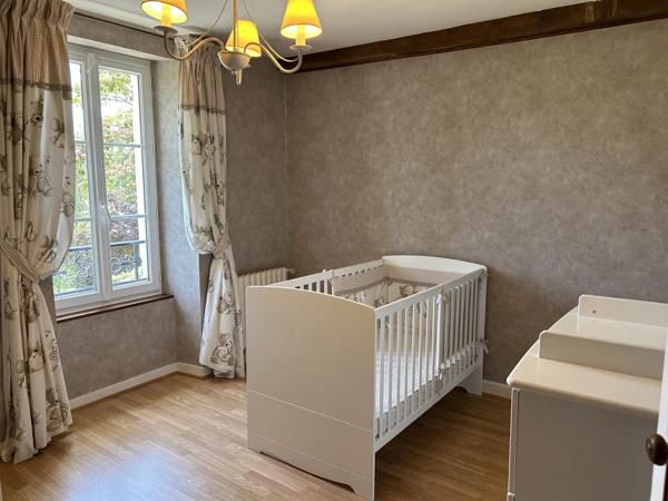 Maison rénové de 4 chambres avec garage pour 3 voitures, dépendances sur 1,3 ha
