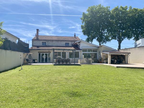 Maison de caractère avec vaste espace de vie et jardin clôturé