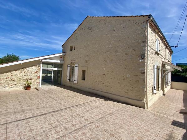 Maison de caractère avec vaste espace de vie et jardin clôturé