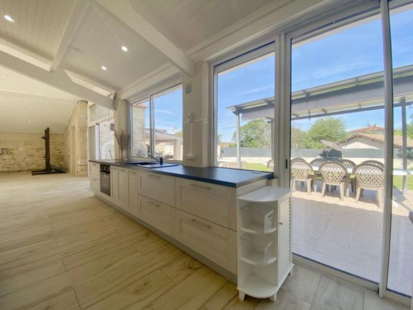 Maison de caractère avec vaste espace de vie et jardin clôturé