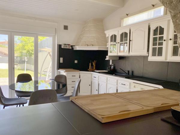 Maison de caractère avec vaste espace de vie et jardin clôturé
