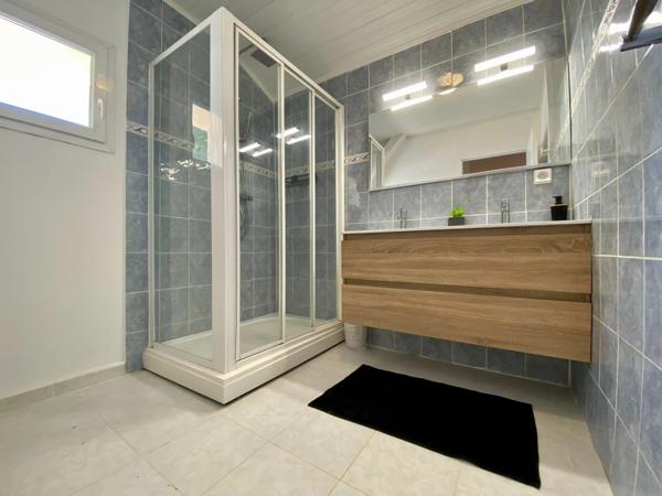 Maison de caractère avec vaste espace de vie et jardin clôturé