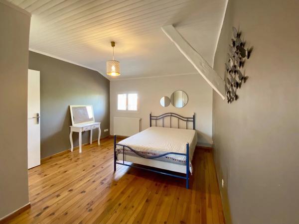 Maison de caractère avec vaste espace de vie et jardin clôturé