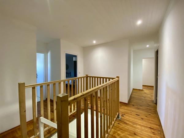 Maison de caractère avec vaste espace de vie et jardin clôturé