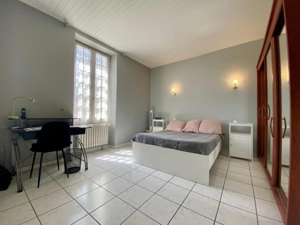 Maison de caractère avec vaste espace de vie et jardin clôturé