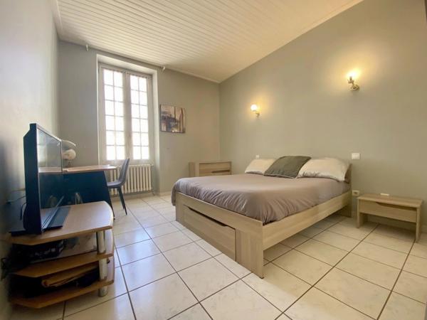 Maison de caractère avec vaste espace de vie et jardin clôturé