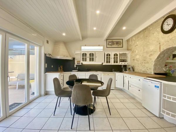 Maison de caractère avec vaste espace de vie et jardin clôturé