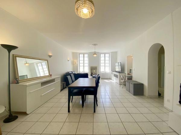 Maison de caractère avec vaste espace de vie et jardin clôturé