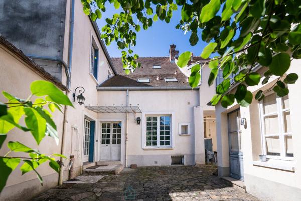 Au cur de la charmante cité médiévale de Moret-sur-Loing !